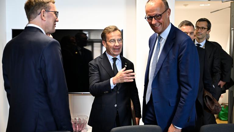  Kristen Michal, Ulf Kristersson und Friedrich Merz bei einem Treffen während des Gipfels der Staats- und Regierungschefs der EU in Brüssel, Belgien, 26.06.2025.