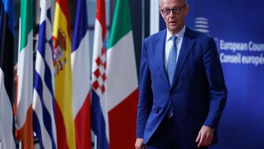 26.06.2025, Belgien, Brüssel: Der deutsche Bundeskanzler Friedrich Merz (CDU) kommt zu einem EU-Gipfel im Gebäude des Europäischen Rates in Brüssel an.