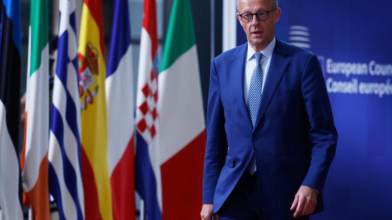 26.06.2025, Belgien, Brüssel: Der deutsche Bundeskanzler Friedrich Merz (CDU) kommt zu einem EU-Gipfel im Gebäude des Europäischen Rates in Brüssel an.