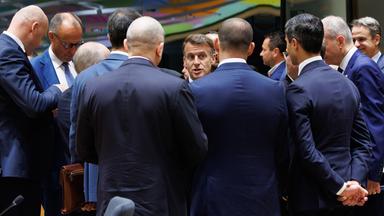 Der französische Präsident Emmanuel Macron (mittig) unterhält sich während des Gipfeltreffens des Europäischen Rates im Rat der Europäischen Union mit anderen Konferenzteilnehmern am 19.06.2026.