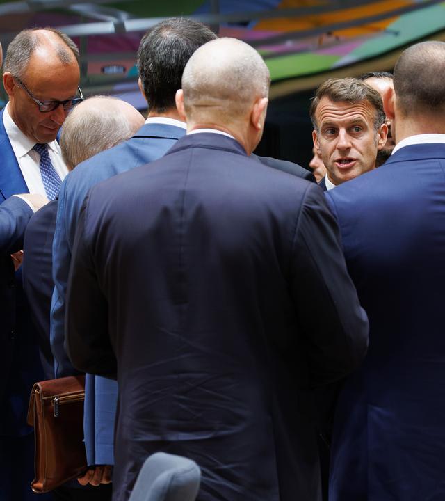 Der französische Präsident Emmanuel Macron (mittig) unterhält sich während des Gipfeltreffens des Europäischen Rates im Rat der Europäischen Union mit anderen Konferenzteilnehmern am 19.06.2026.