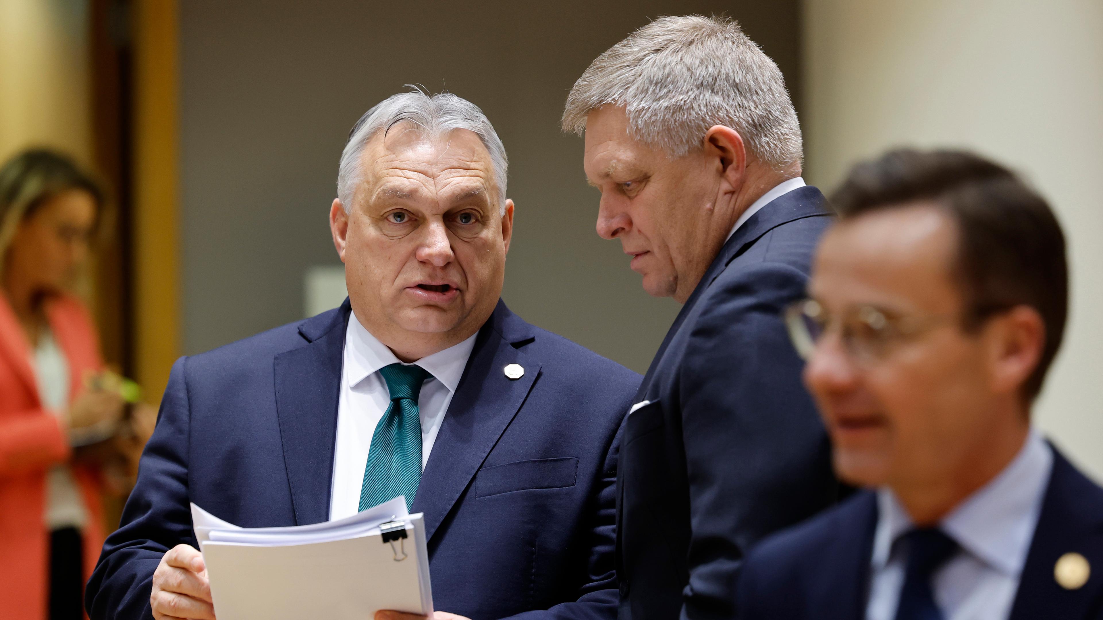 Der slowakische Ministerpräsident Robert Fico (rechts) spricht mit dem ungarischen Ministerpräsidenten Viktor Orban während eines Rundtischgesprächs auf einem EU-Gipfel in Brüssel am  1. 2. 2024. 