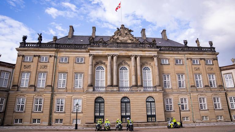 Dänische, schwedische und norwegische Polizeimotorräder patrouillieren vor dem EU-Gipfel in Amalienborg in Kopenhagen.