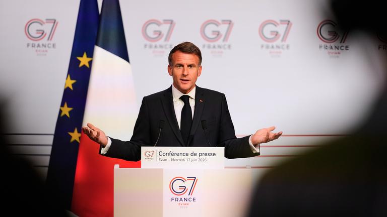 Der französische Präsident Emmanuel Macron spricht am Mittwoch während einer Pressekonferenz zum Abschluss des G7-Gipfels in Évian-les-Bains.