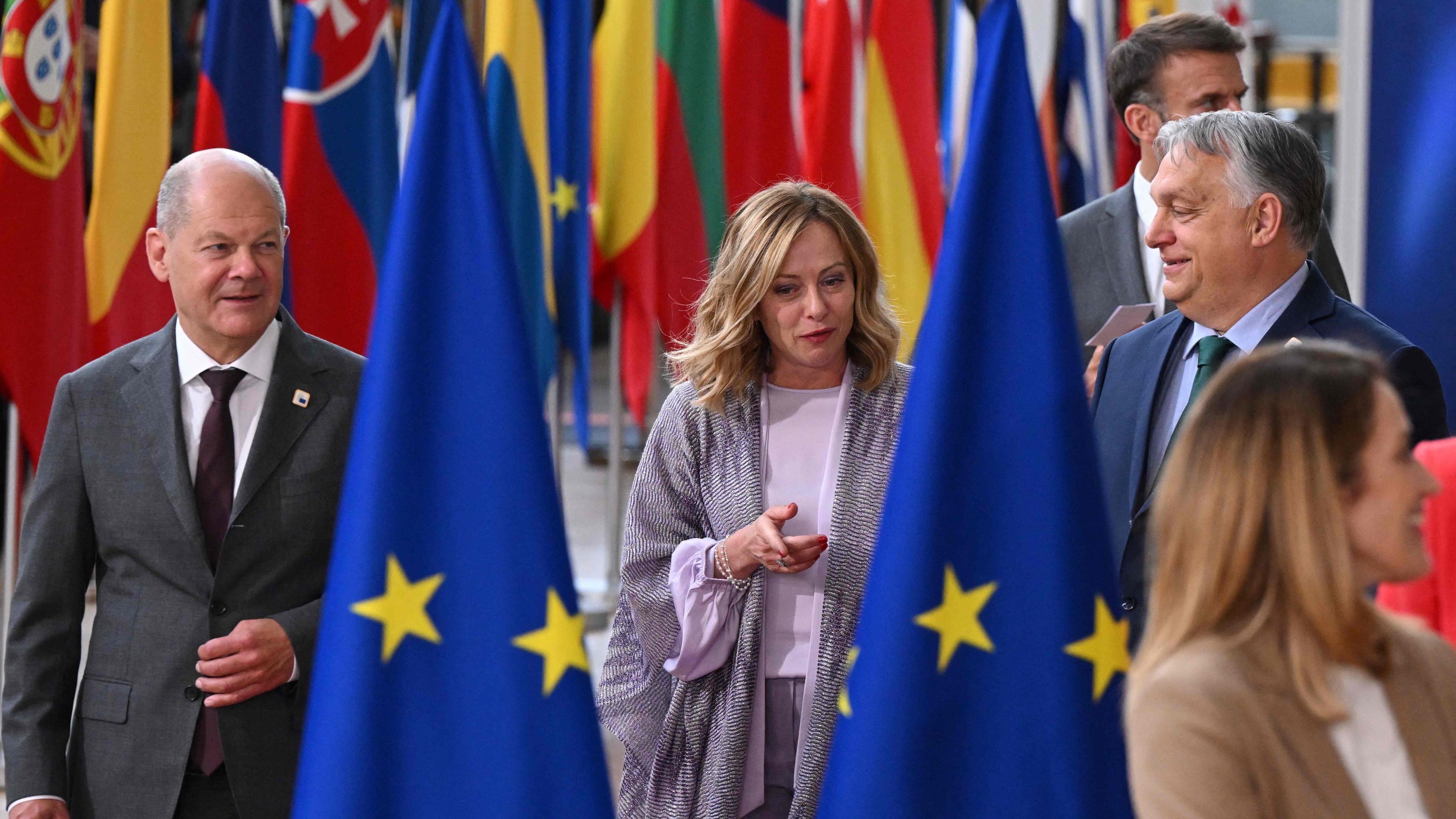 Ungarns Orban, Kanzler Scholz und Italiens Meloni auf dem Weg zum Familienbild beim EU-Gipfel in Brüssel.