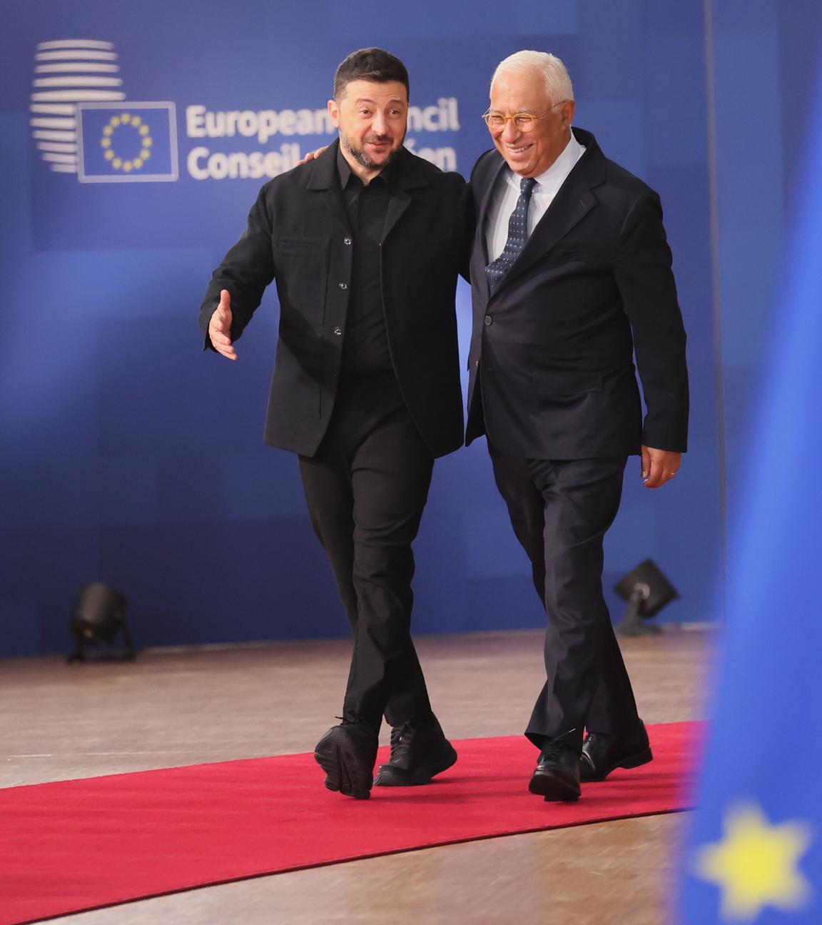 Der ukrainische Präsident Wolodymyr Selenskyj (l) und Antonio Costa, Präsident des Europäischen Rates, kommen zu einem EU-Gipfel im Gebäude des Europäischen Rates an. 