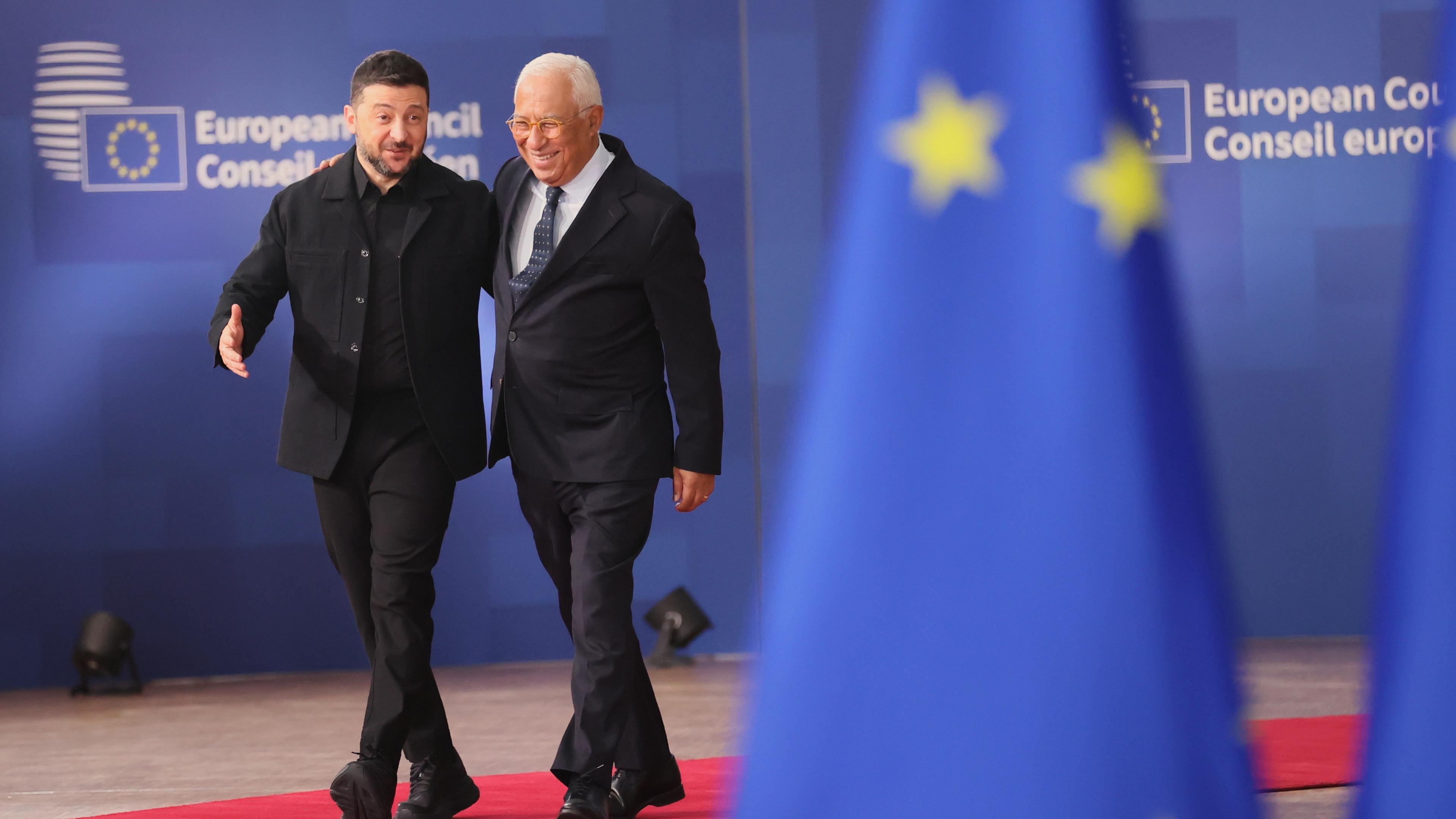 Der ukrainische Präsident Wolodymyr Selenskyj (l) und Antonio Costa, Präsident des Europäischen Rates, kommen zu einem EU-Gipfel im Gebäude des Europäischen Rates an. 