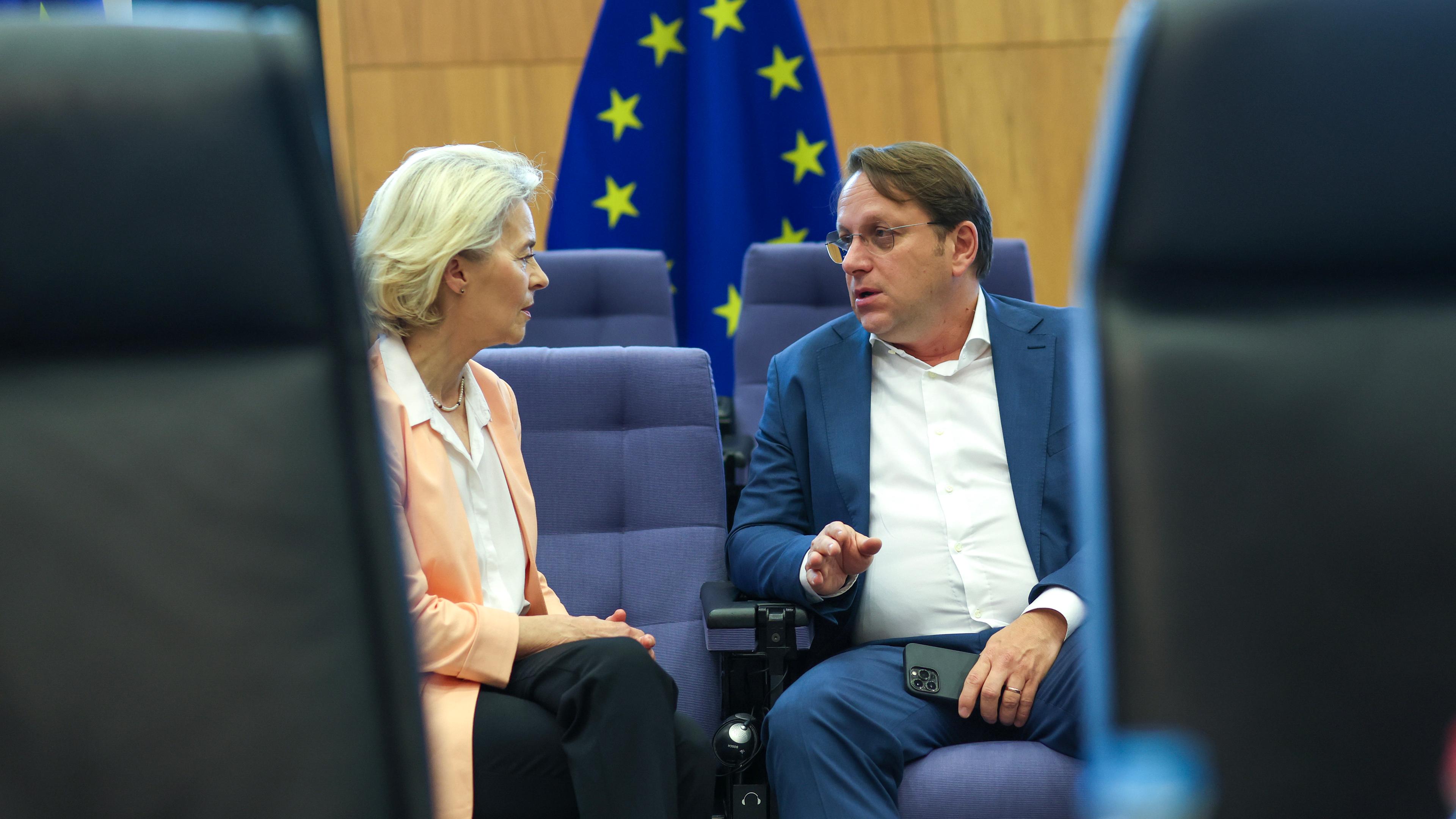 Ursula von der Leyen spricht mit Oliver Varhelyi.