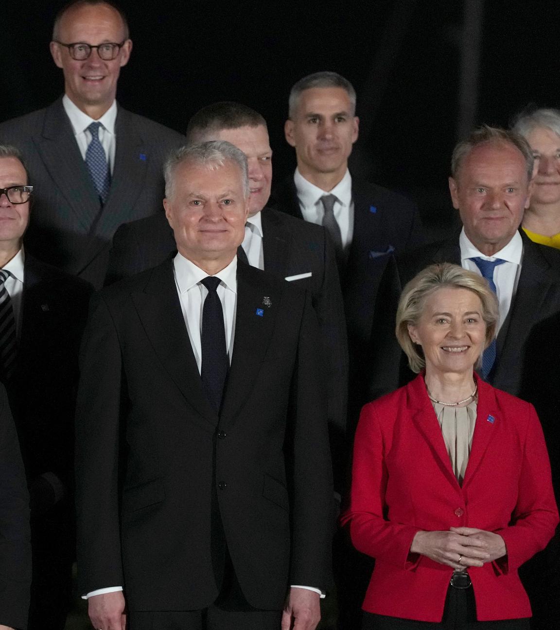 Teilnehmer des EU-Gipfels in Zypern posieren für das Gruppenfoto.