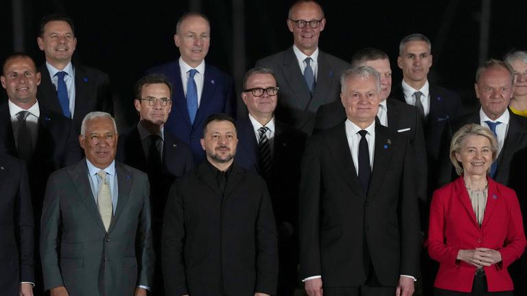 Teilnehmer des EU-Gipfels in Zypern posieren für das Gruppenfoto.