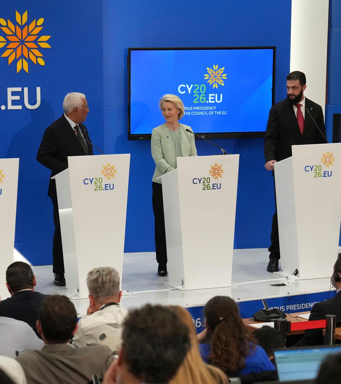 Der libanesische Präsdient Joseph Aoun, Zyperns Präsident Nikos Christodoulides, der Präsident des Europäischen Rates Antonio Costa, die Präsidentin der Europäischen Kommission Ursula von der Leyen und der syrische Präsident Ahmad al-Sharaa bei der Pressekonferenz des EU-Gipfels auf Zypern.