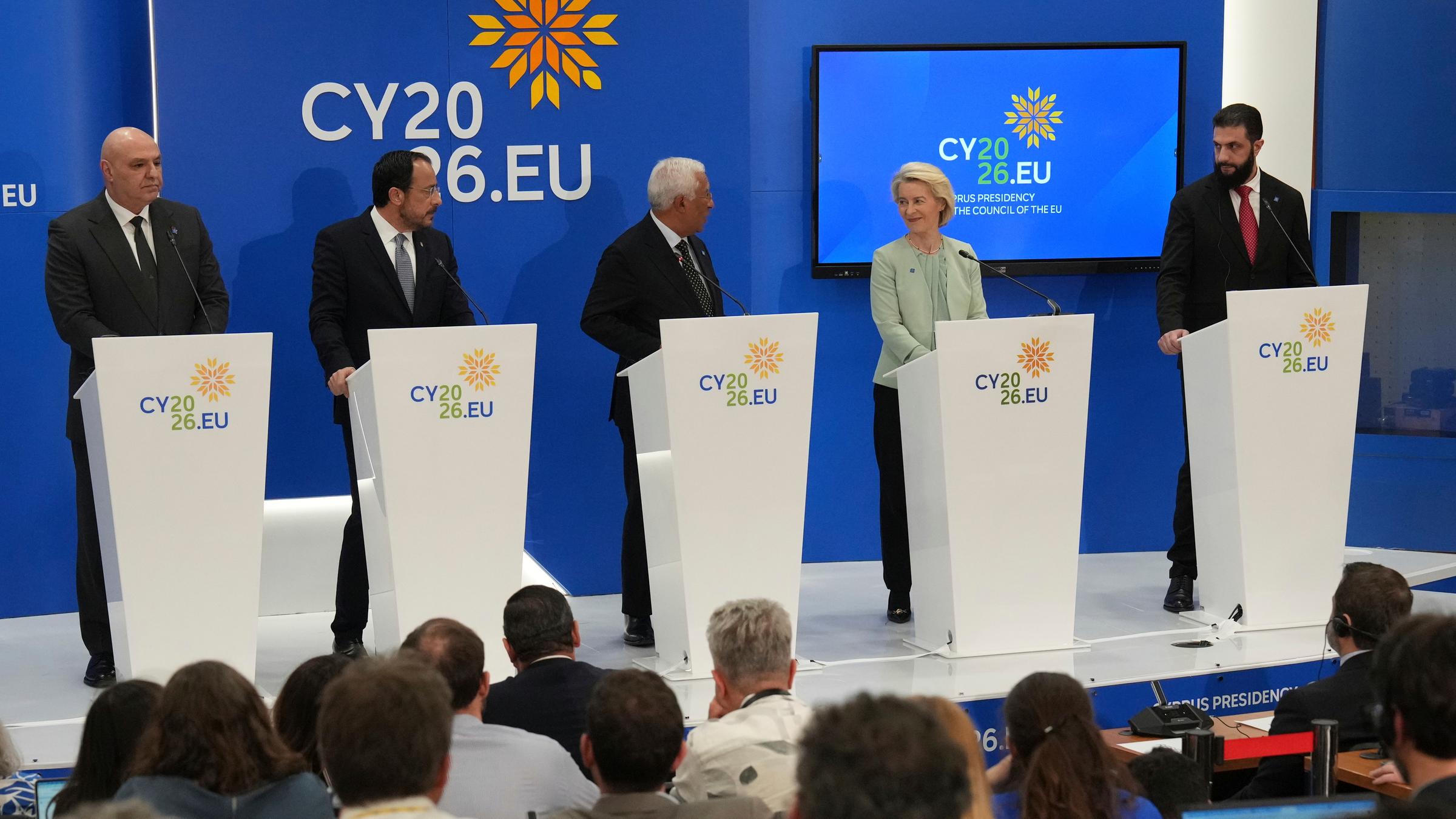 Der libanesische Präsdient Joseph Aoun, Zyperns Präsident Nikos Christodoulides, der Präsident des Europäischen Rates Antonio Costa, die Präsidentin der Europäischen Kommission Ursula von der Leyen und der syrische Präsident Ahmad al-Sharaa bei der Pressekonferenz des EU-Gipfels auf Zypern.