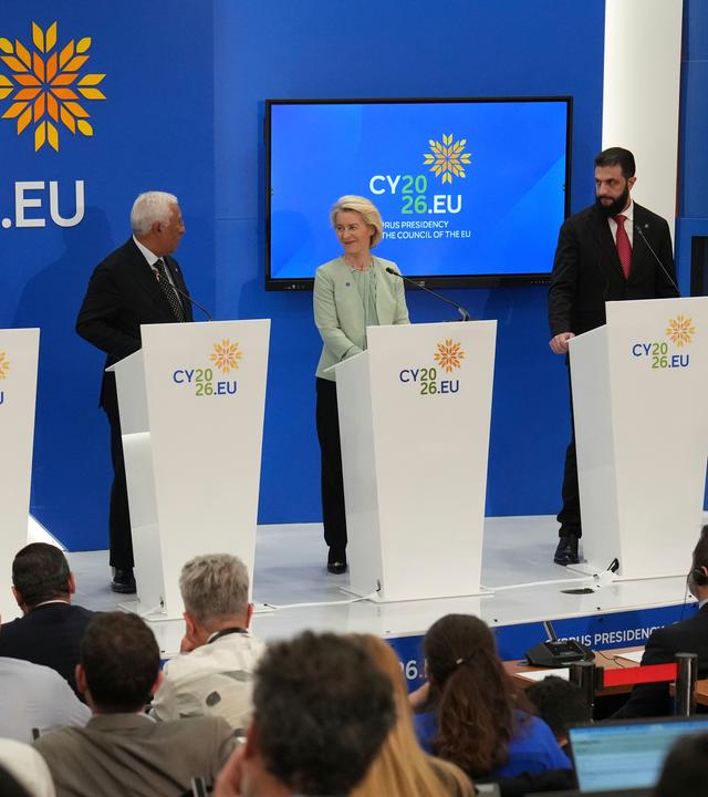 Der libanesische Präsdient Joseph Aoun, Zyperns Präsident Nikos Christodoulides, der Präsident des Europäischen Rates Antonio Costa, die Präsidentin der Europäischen Kommission Ursula von der Leyen und der syrische Präsident Ahmad al-Sharaa bei der Pressekonferenz des EU-Gipfels auf Zypern.