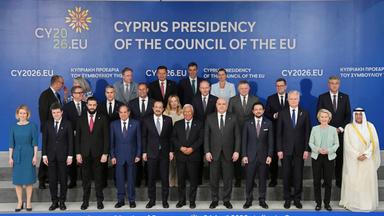 Gruppenfoto der Teilnehmer des EU-Gipfels auf Zypern.