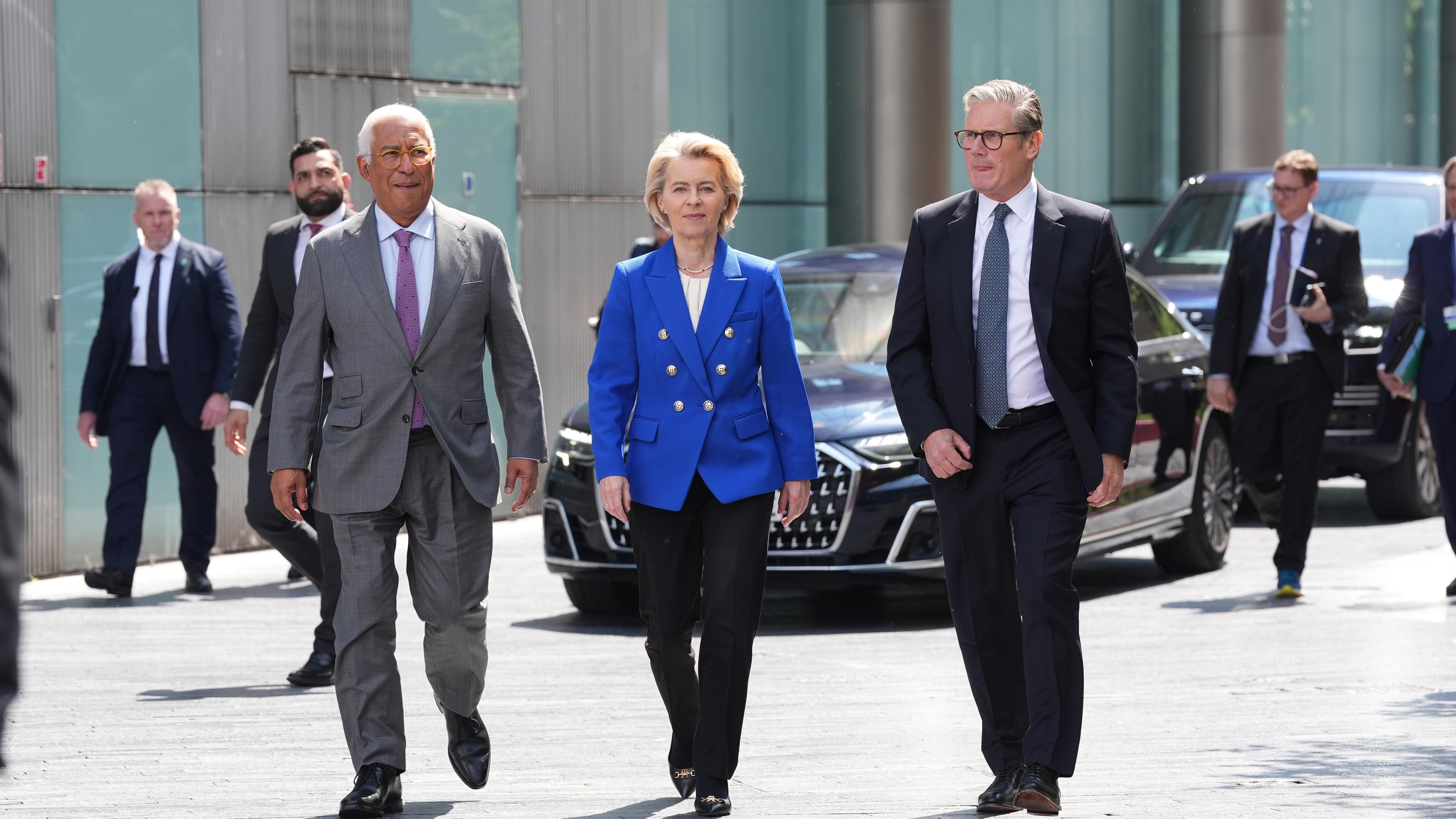 Antonio Costa, Ursula von der Leyen und Keir Starmer auf einer Straße in London.