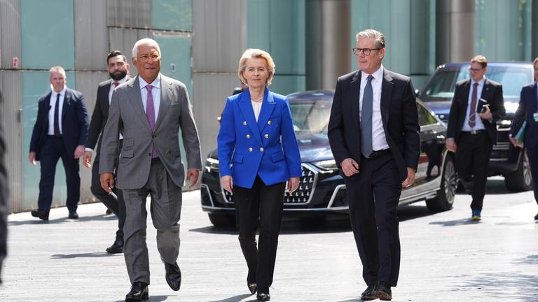 Antonio Costa, Ursula von der Leyen und Keir Starmer auf einer Straße in London.