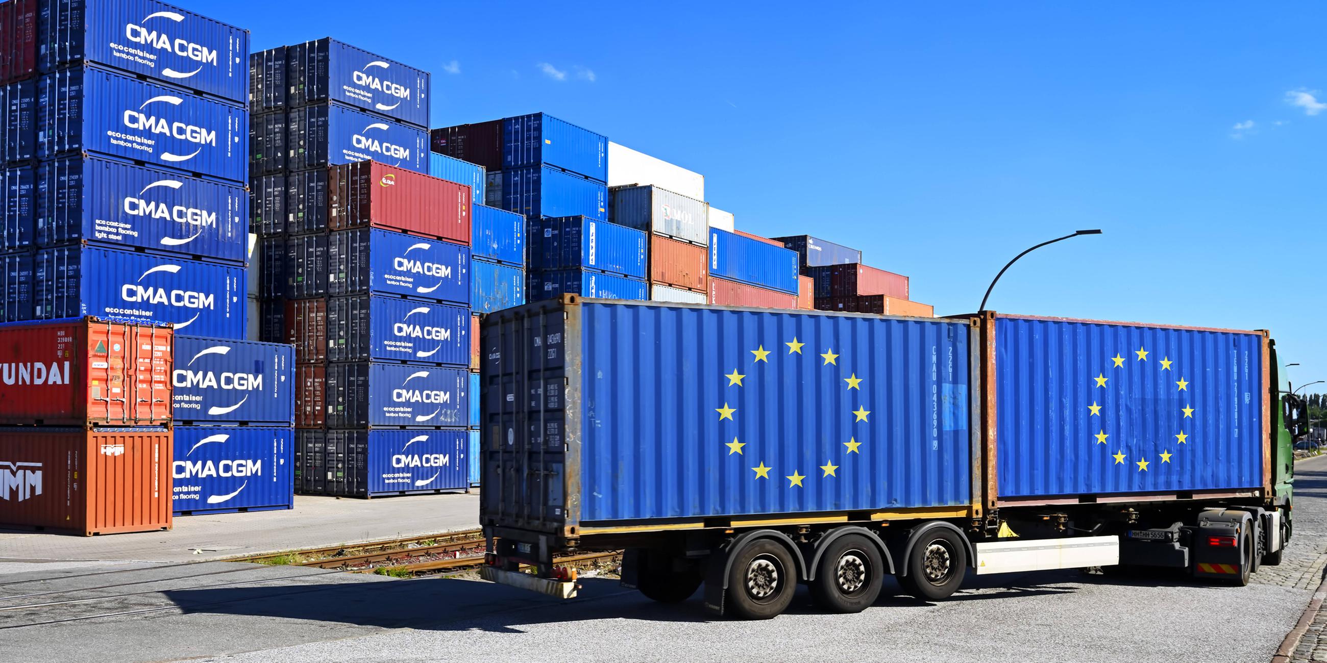 Container mit EU-Flagge auf einem LKW