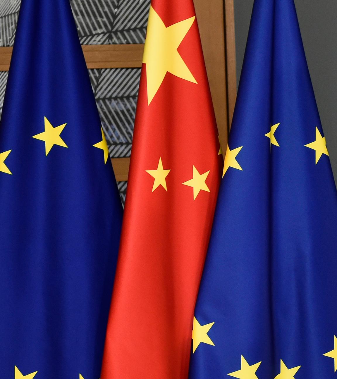 Es ist die EU-Flagge und die chinesiche Flagge zu sehen.