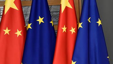 Es ist die EU-Flagge und die chinesiche Flagge zu sehen.