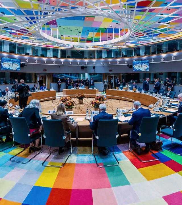 Bunt gestalteter Raum mit großem Tisch in der Mitte. Hier finden die Besprechungen statt.