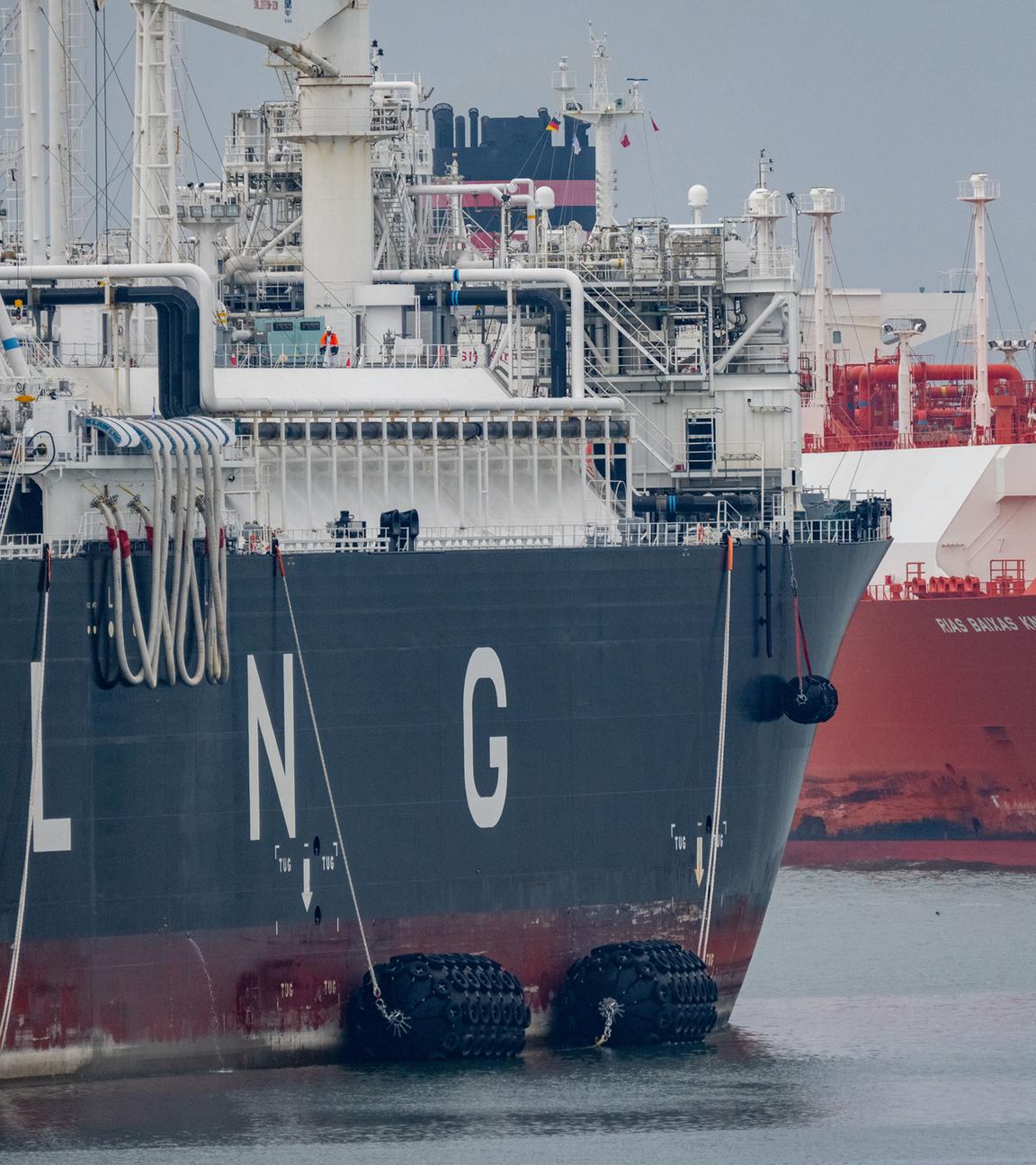 Von Schleppern begleitet transportiert der LNG Tanker eine Ladung LNG zum Energie-Terminal "Deutsche Ostsee" am 23.05.2024 in Sassnitz-Mukran, Mecklenburg-Vorpommern. 