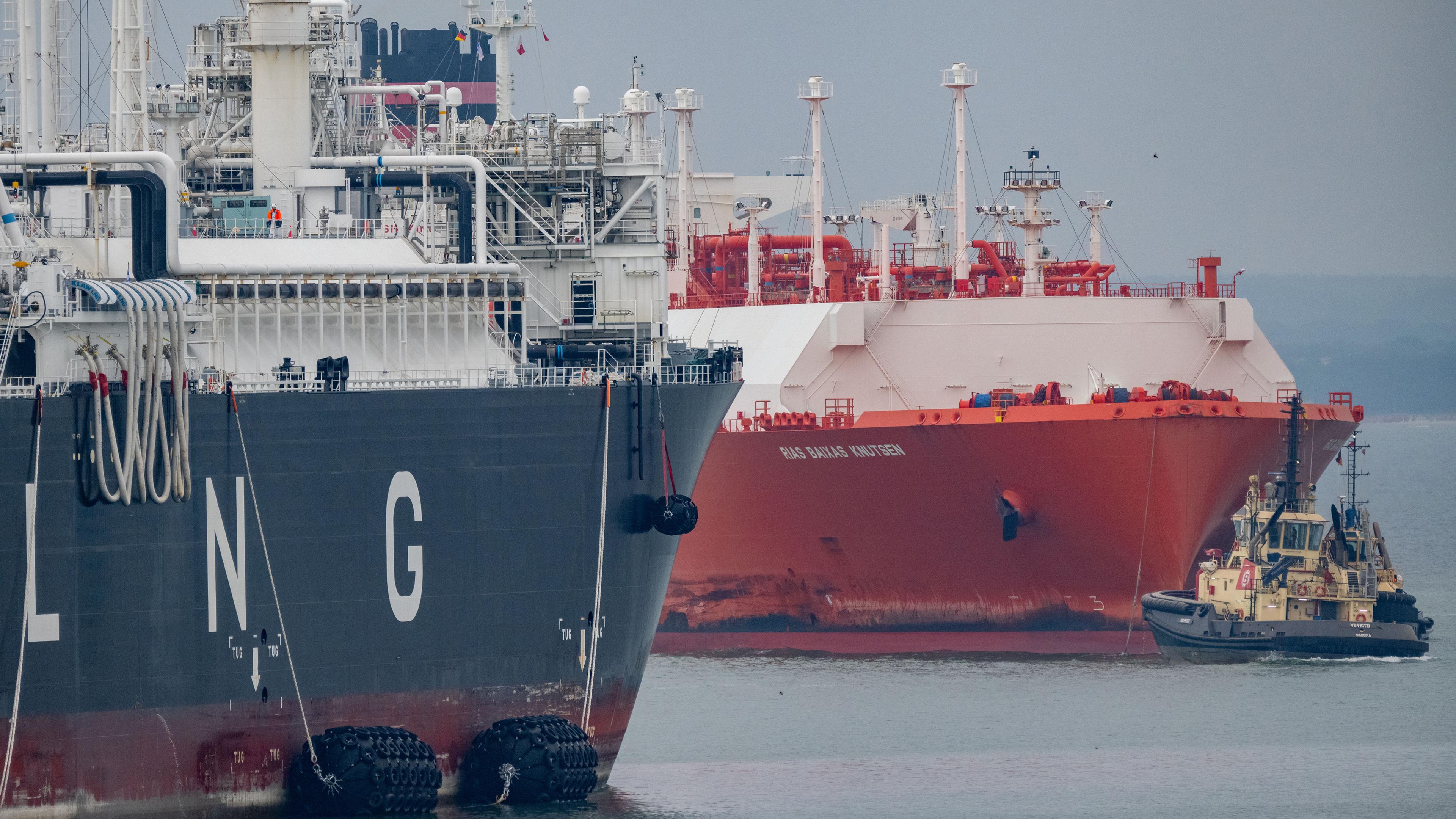 Von Schleppern begleitet transportiert der LNG Tanker eine Ladung LNG zum Energie-Terminal "Deutsche Ostsee" am 23.05.2024 in Sassnitz-Mukran, Mecklenburg-Vorpommern. 