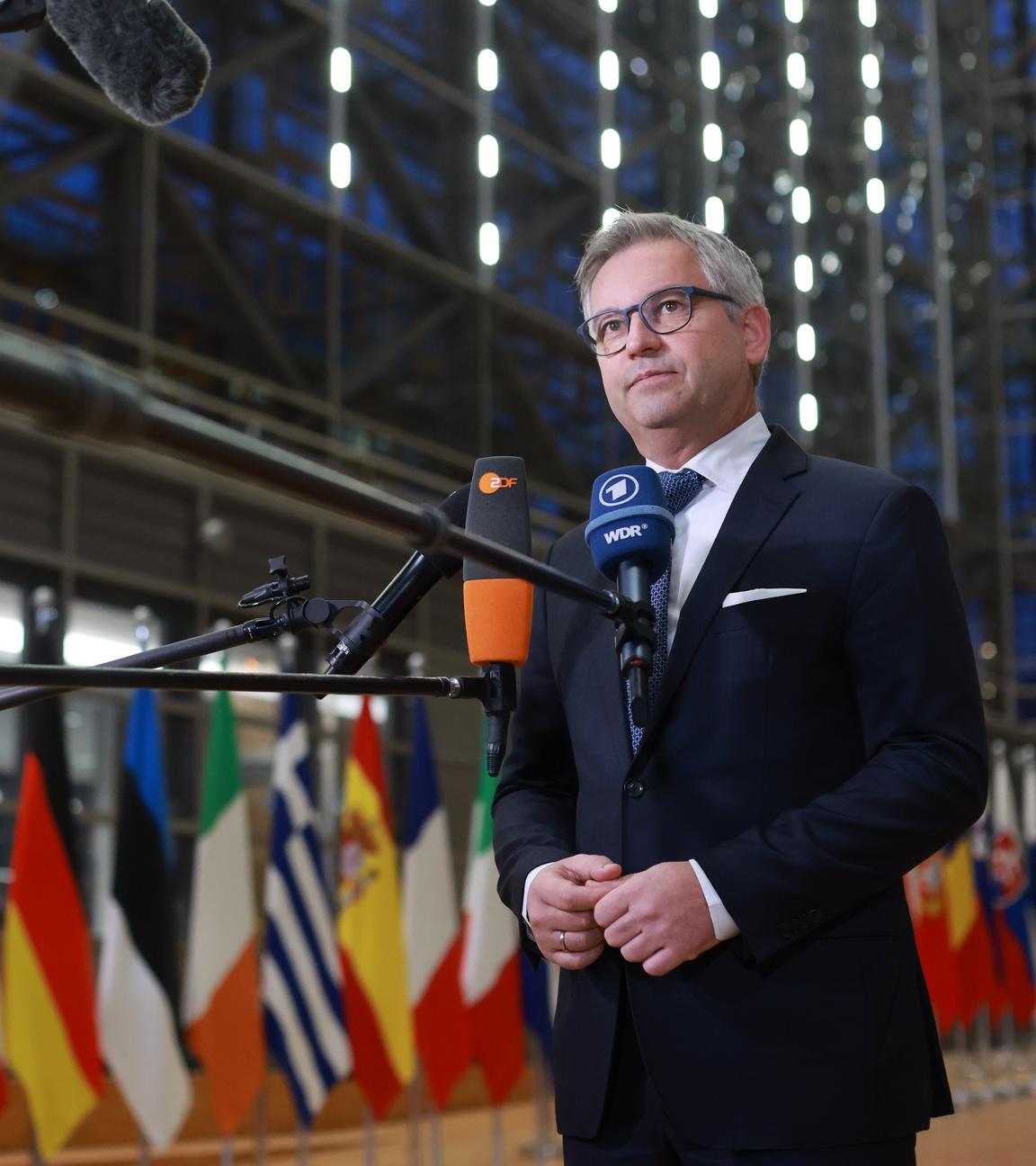 Der EU-Kommissar für Inneres und Migration, Magnus Brunner, spricht am 8. Dezember 2025 während eines Treffens der europäischen Innenminister in Brüssel, Belgien, mit der Presse.