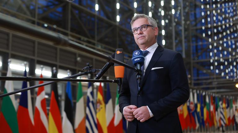 Der EU-Kommissar für Inneres und Migration, Magnus Brunner, spricht am 8. Dezember 2025 während eines Treffens der europäischen Innenminister in Brüssel, Belgien, mit der Presse.