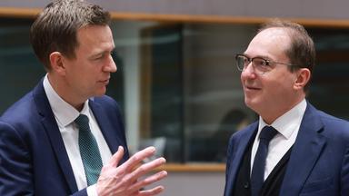 Der dänische Integrationsminister Rasmus Stoklund (l.) und Bundesinnenminister Alexander Dobrindt (r.) beim Treffen der EU-Innenminister in Brüssel, Belgien, 8. Dezember 2025.
