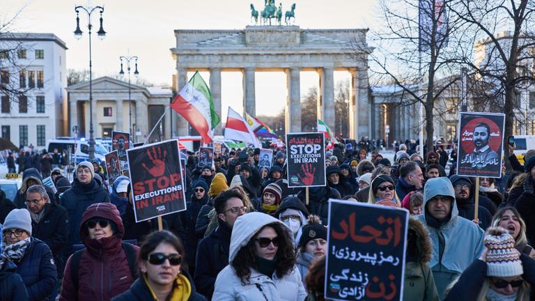 Protestierende nehmen an einer Demonstration vor dem Brandenburger Tor in Berlin teil, um ihre Unterstützung für die landesweiten Massenproteste im Iran gegen die Regierung am Sonntag, den 11. Januar 2026, auszudrücken.
