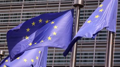 EU-Flaggen wehen vor dem Gebäude der EU-Kommission in Brüssel.