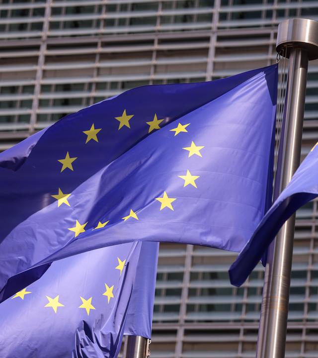 EU-Flaggen wehen vor dem Gebäude der EU-Kommission in Brüssel.