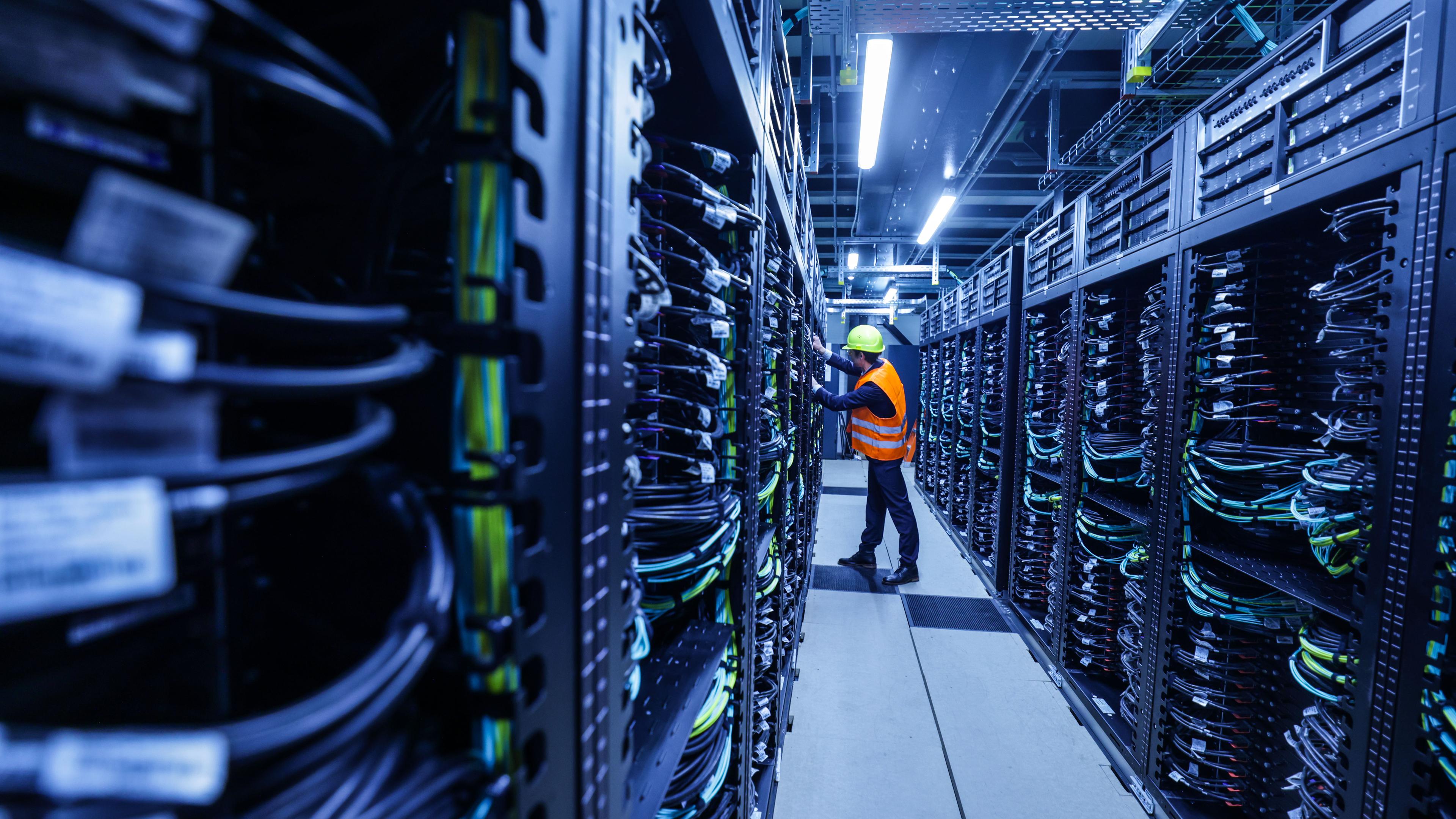 Ein Mitarbeiter arbeitet am Supercomputer Jupiter im Forschungszentrum Jülich.
