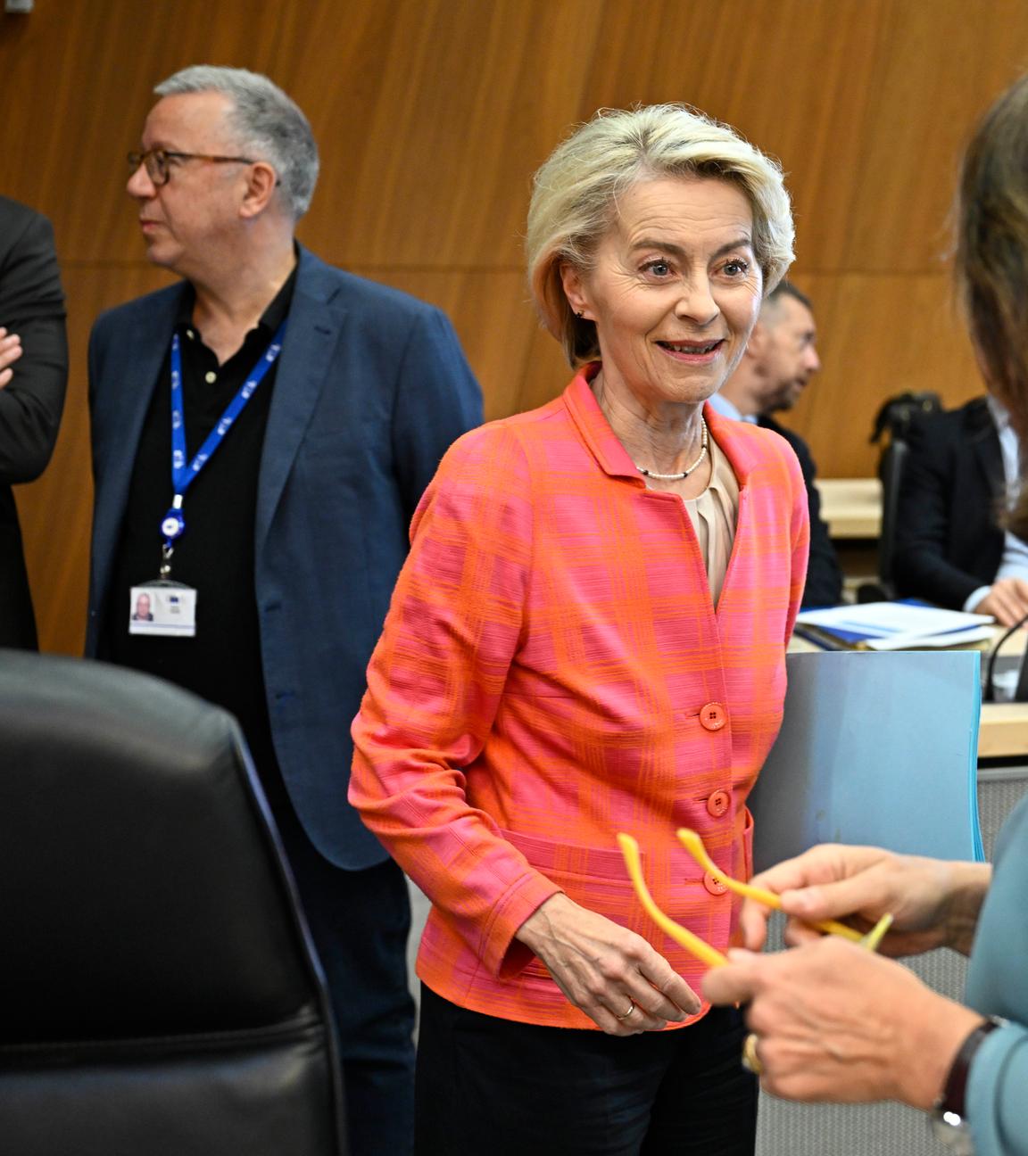 Ursula Von der Leyen (l), Präsidentin der Europäischen Kommission und Teresa Ribera Rodriguez, Vizepräsidentin der Europäischen Kommission für einen sauberen, gerechten und wettbewerbsfähigen Übergang, nehmen an der wöchentlichen Sitzung des Kollegiums der Kommissare am Hauptsitz der Europäischen Kommission teil.