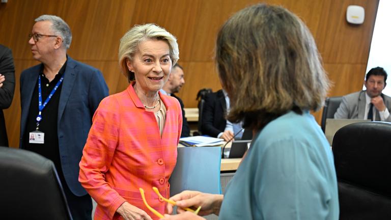 Ursula Von der Leyen (l), Präsidentin der Europäischen Kommission und Teresa Ribera Rodriguez, Vizepräsidentin der Europäischen Kommission für einen sauberen, gerechten und wettbewerbsfähigen Übergang, nehmen an der wöchentlichen Sitzung des Kollegiums der Kommissare am Hauptsitz der Europäischen Kommission teil.