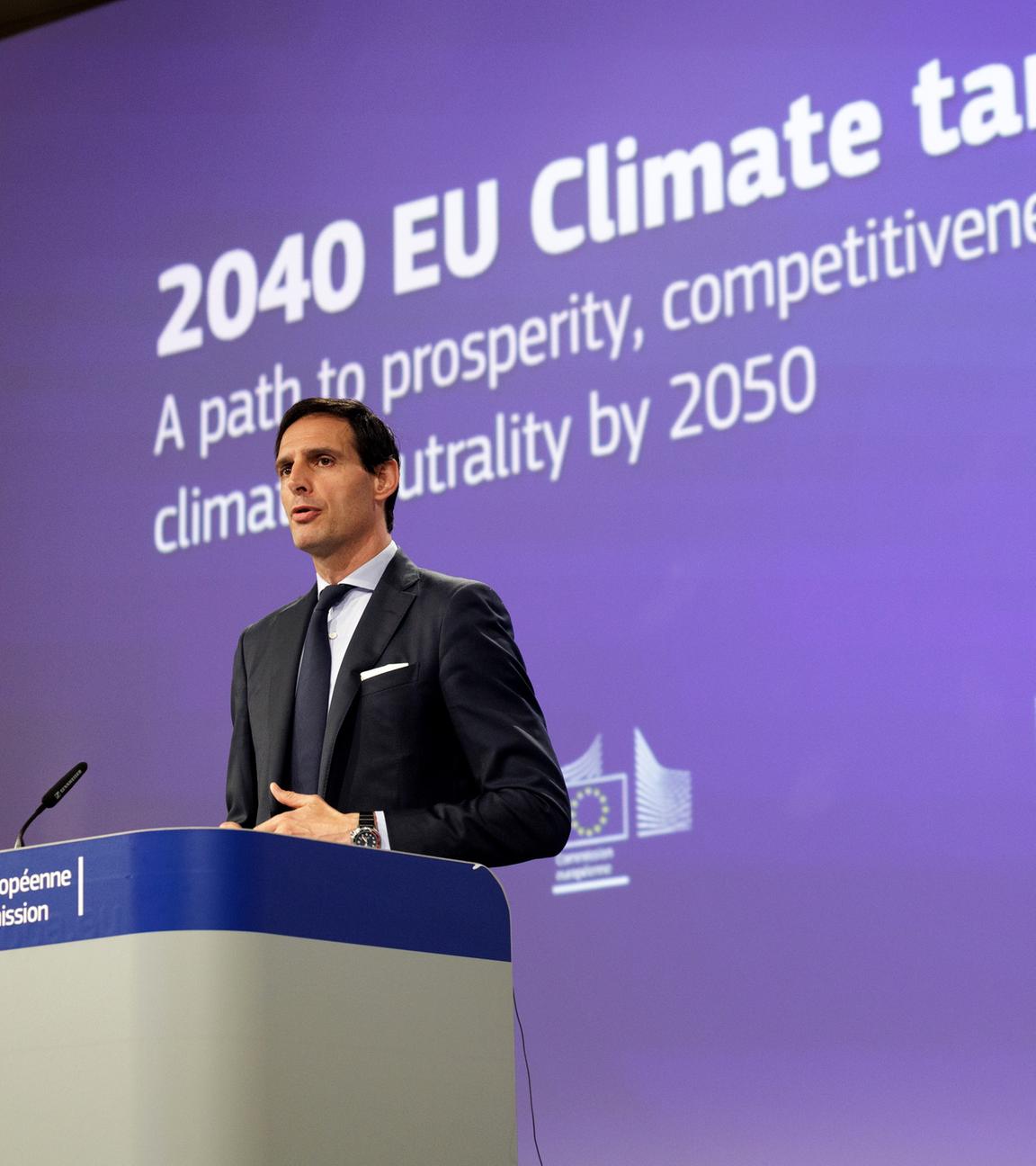 Wopke Hoekstra erläutert das EU-Klimaziel 2040 während einer Pressekonferenz.