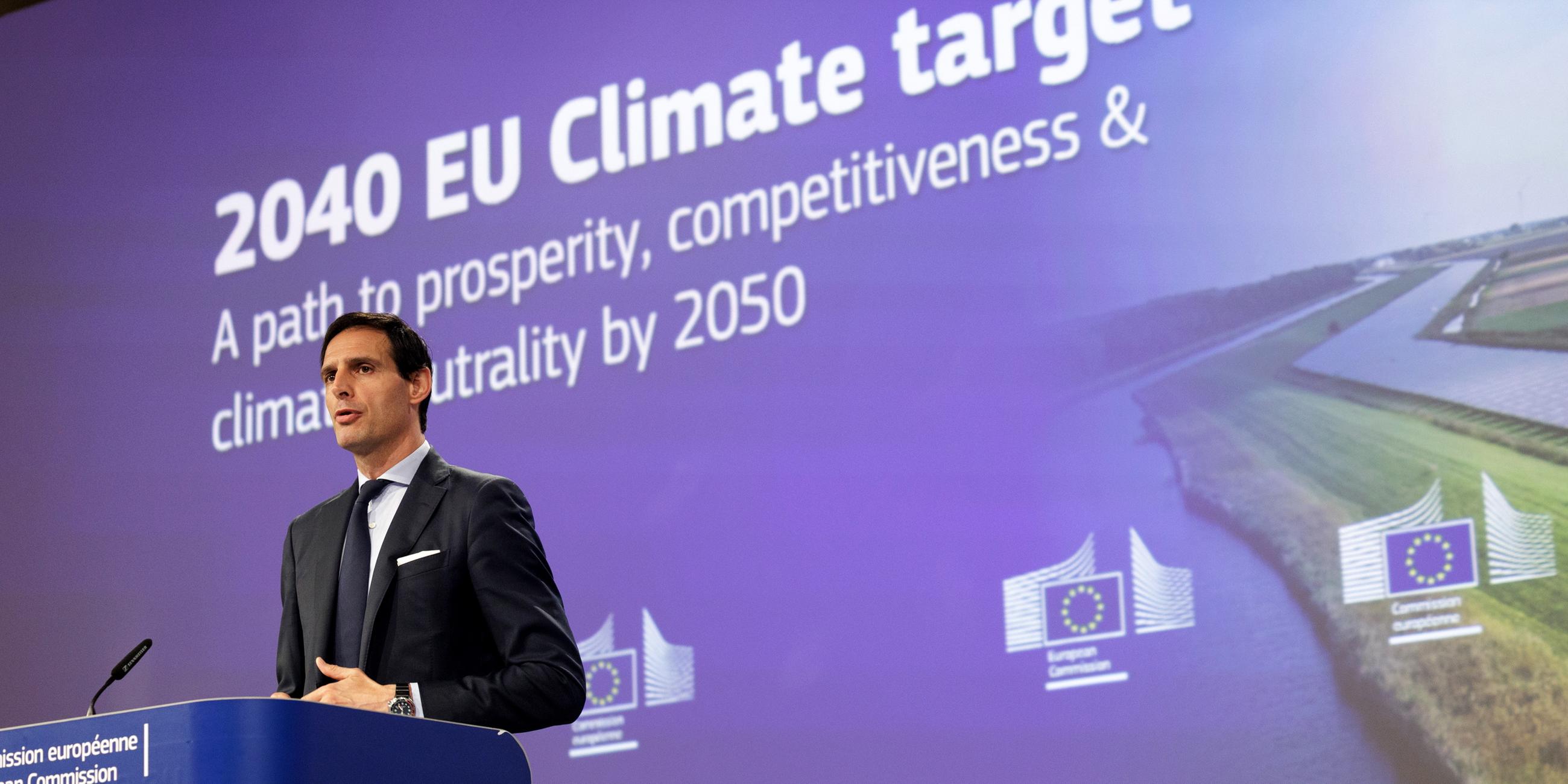 Wopke Hoekstra erläutert das EU-Klimaziel 2040 während einer Pressekonferenz.