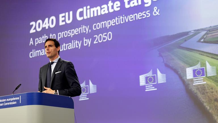 Wopke Hoekstra erläutert das EU-Klimaziel 2040 während einer Pressekonferenz.