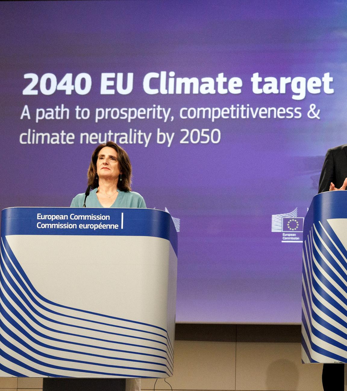 Teresa Ribera und Wopke Hoekstra erläutern das EU-Klimaziel für 2040 während einer Pressekonferenz. 