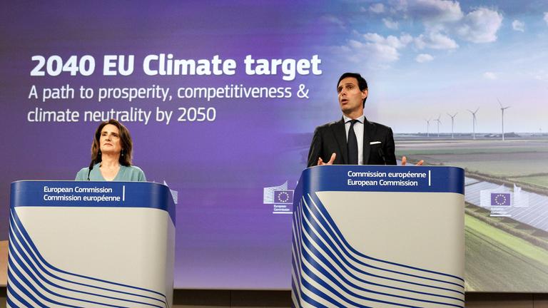 Teresa Ribera und Wopke Hoekstra erläutern das EU-Klimaziel für 2040 während einer Pressekonferenz. 