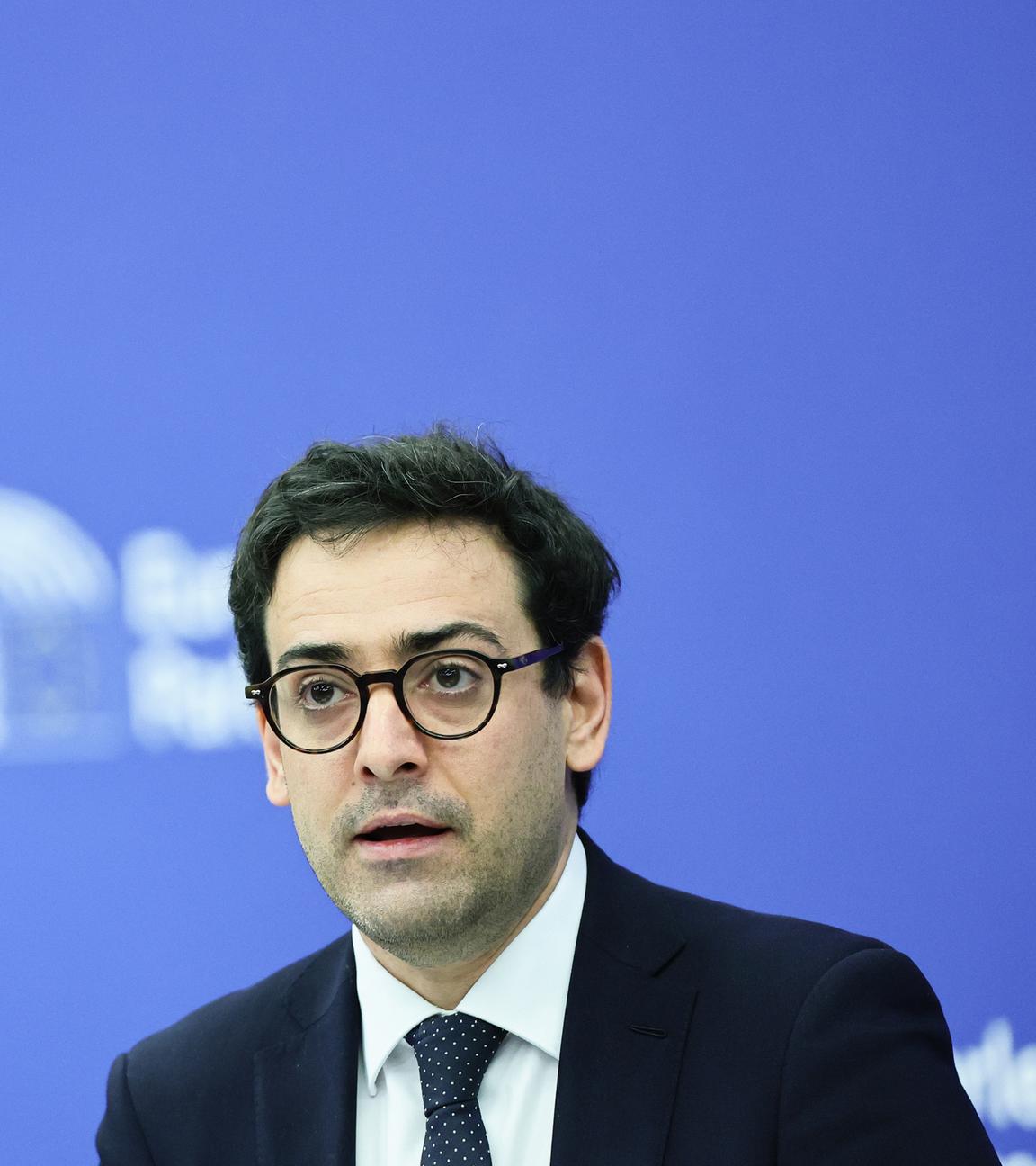 Stephane Séjourné (r.) und Wopke Hoekstra bei einer Pressekonferenz