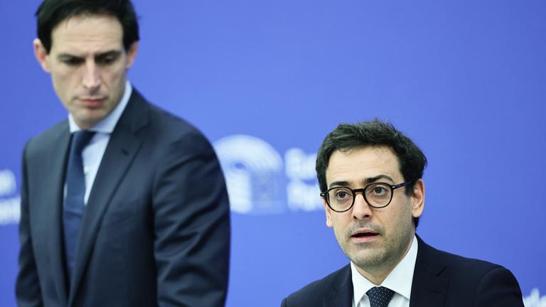 Stephane Séjourné (r.) und Wopke Hoekstra bei einer Pressekonferenz