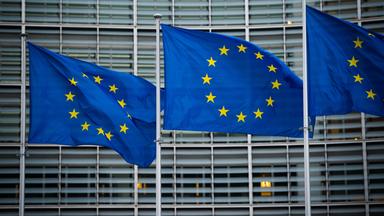 Belgien, Brüssel: Flaggen der Europäischen Union wehen im Wind vor dem Berlaymont-Gebäude der Europäischen Kommission in Brüssel.