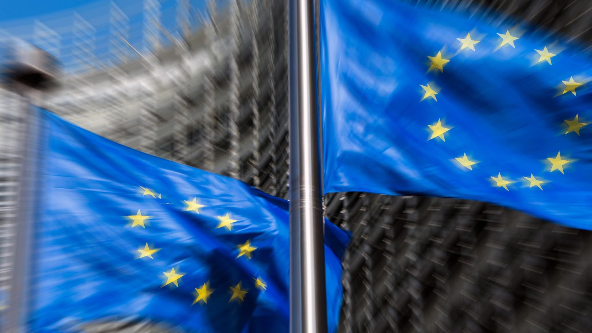 Archiv: Europaflaggen vor der Europäischen Kommission in Brüssel am 15.05.2015
