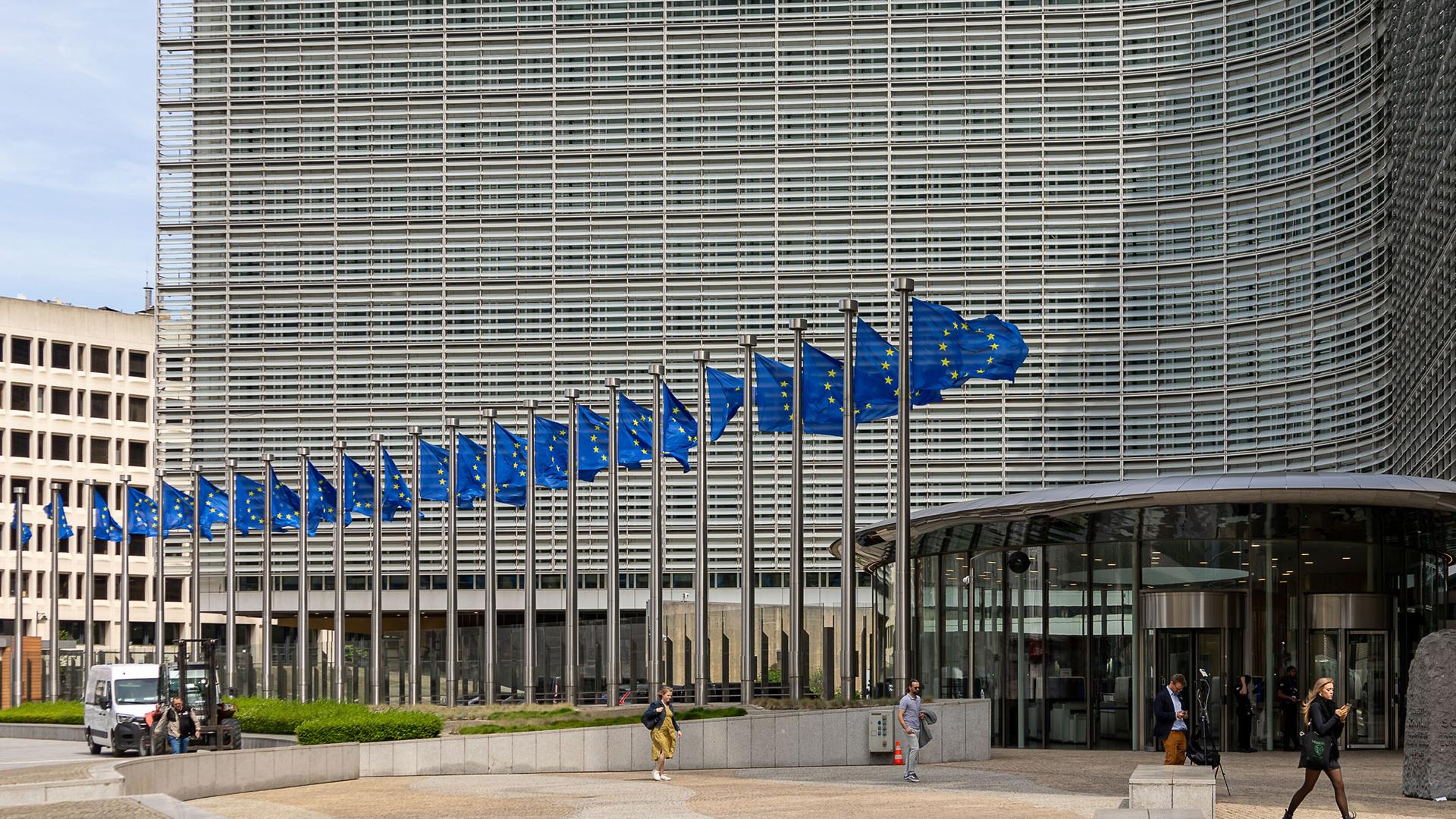 Europafahnen vor dem Eingang des Berlaymont-Gebaeudes in Bruessel.