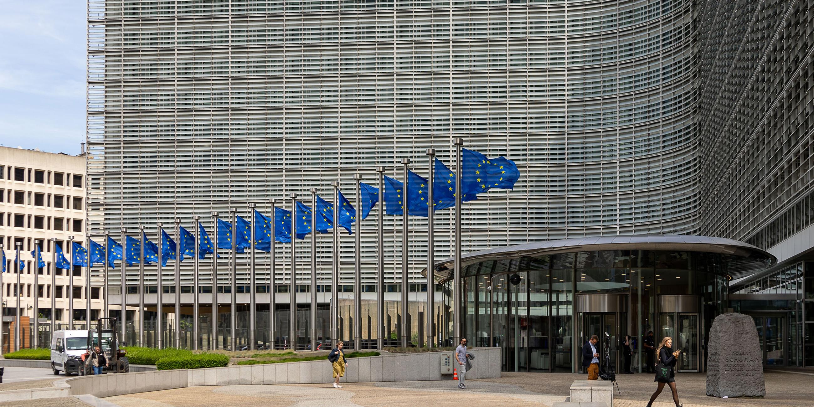 Europafahnen vor dem Eingang des Berlaymont-Gebaeudes in Bruessel.