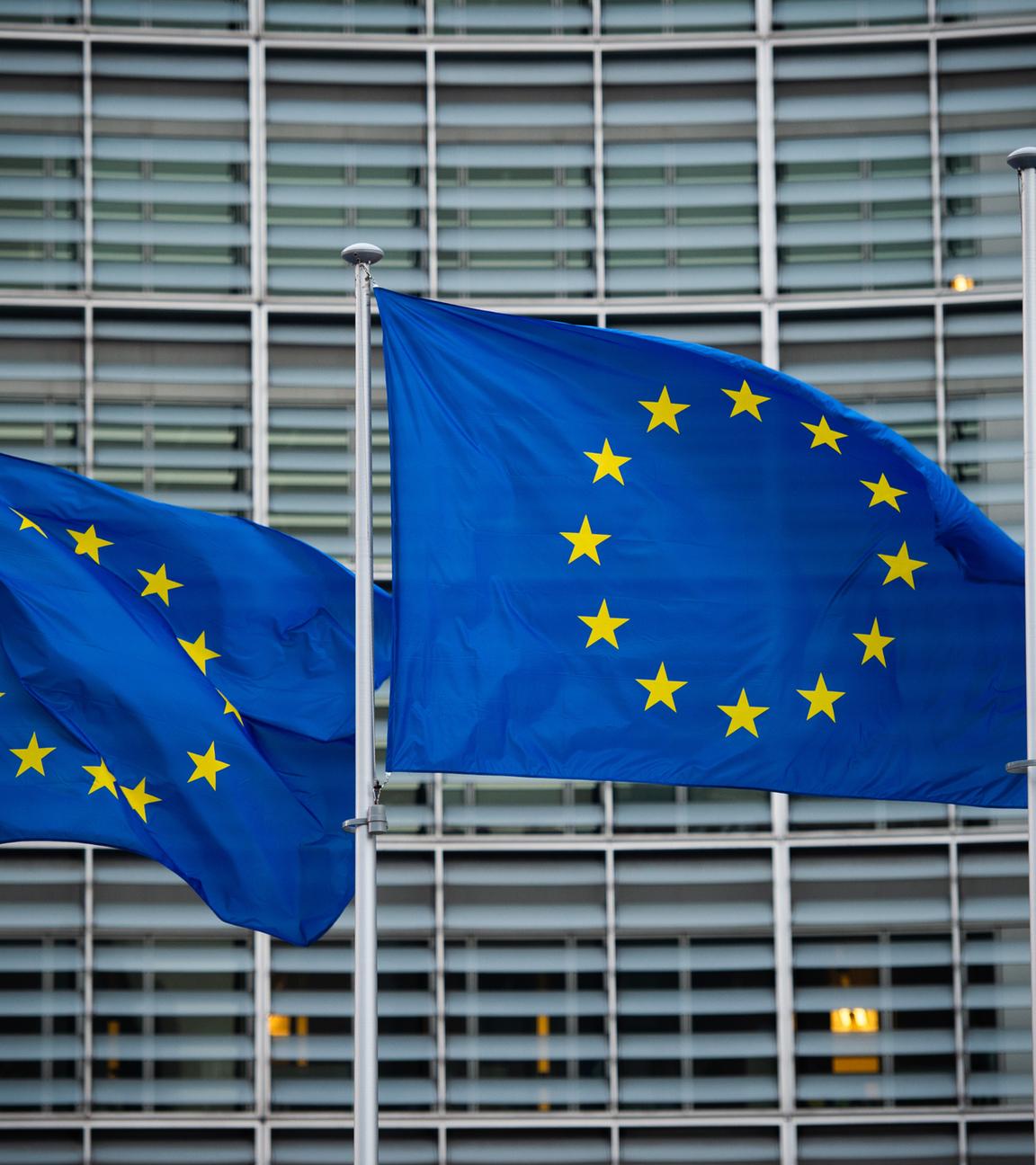 EU-Flaggen wehen vor dem Berlaymont-Gebäude der EU-Kommission in Brüssel