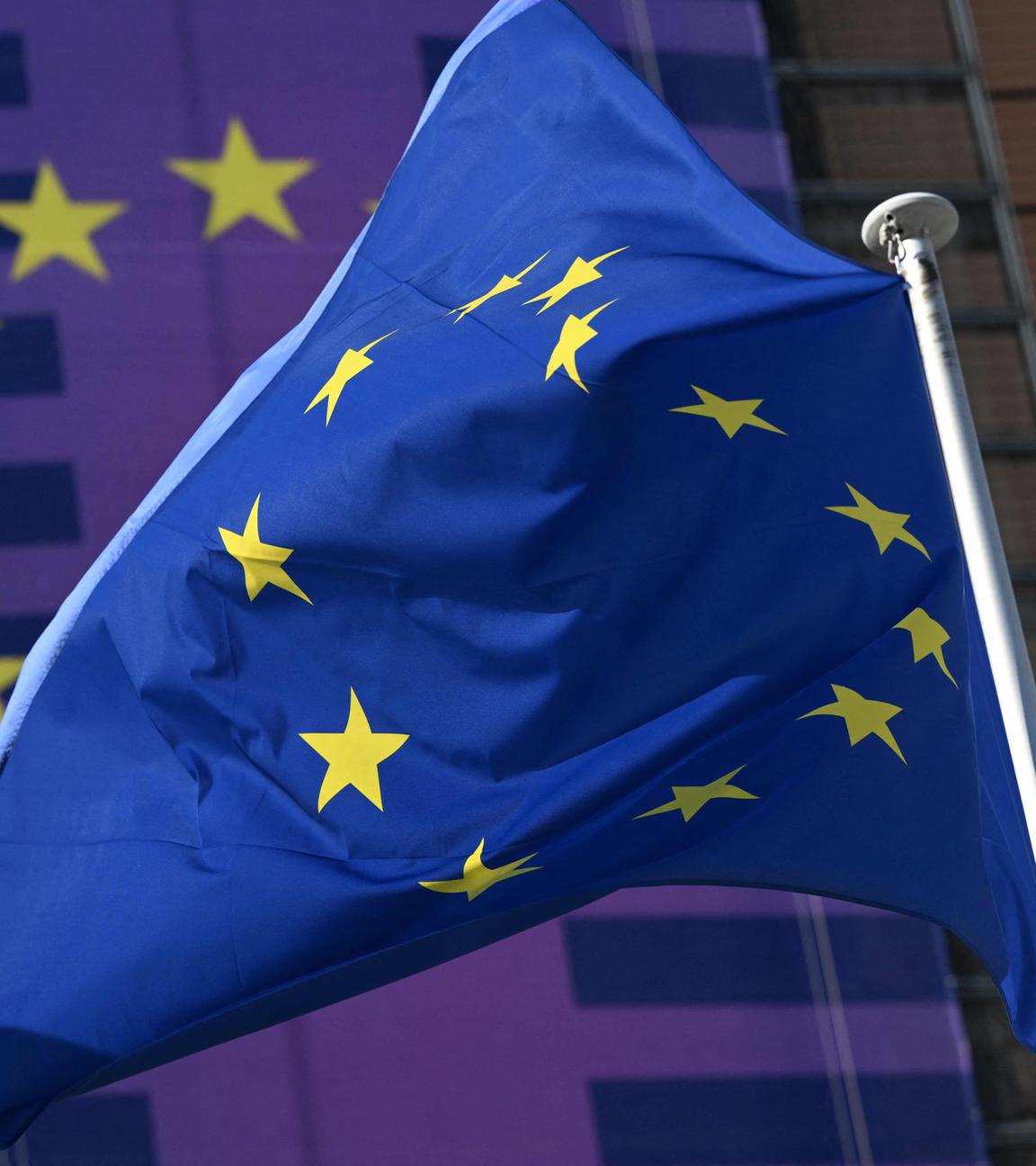 EU-Flagge vor EU-Kommission
