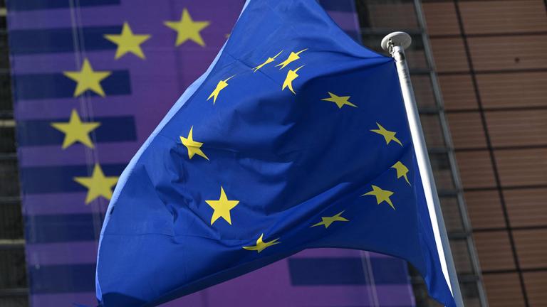 EU-Flagge vor EU-Kommission