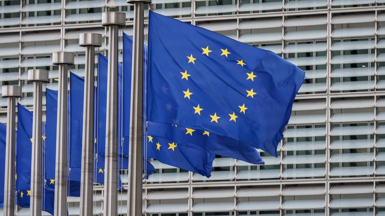 EU-Fahnen wehen vor dem Gebäude der EU-Kommission.